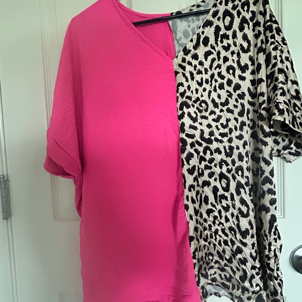 Women's Hot Pink & Leopard V-Neck Mixed-Print Top - Picture 3 of 3